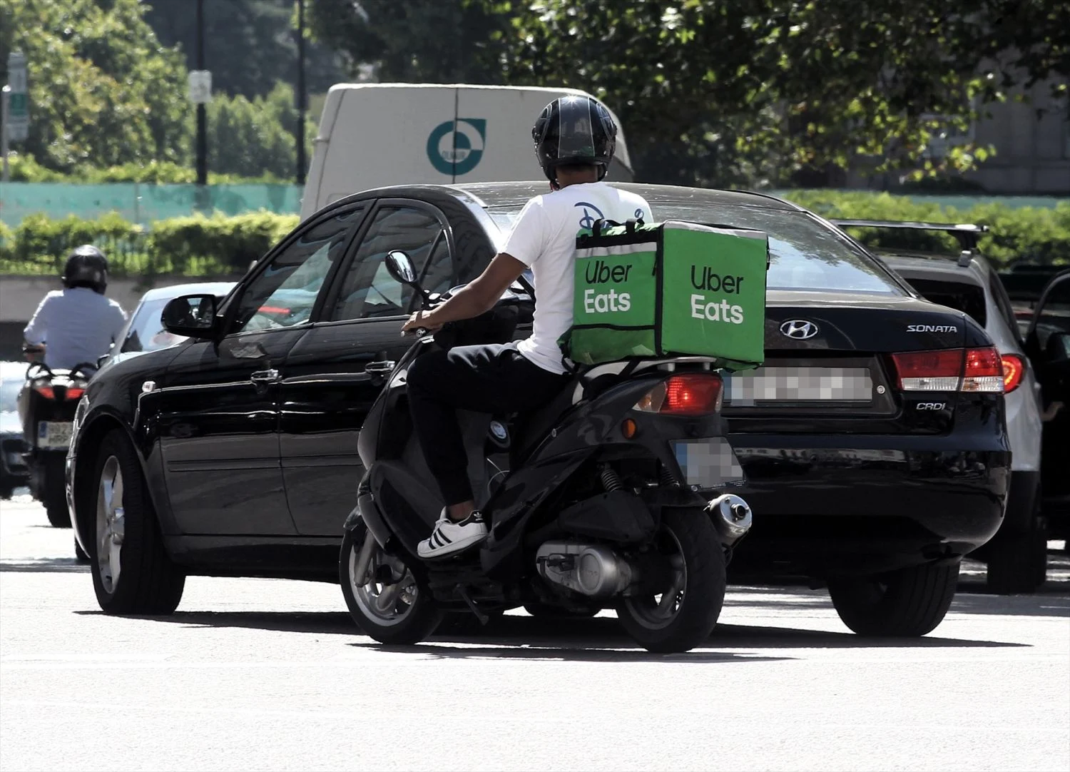 Repartidor de Uber Eats. Fuente: Agencias Último aviso para el reparto autónomo: Uber Eats fija en septiembre el apagón de su antiguo modelo laboral