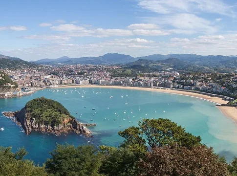 El País Vasco estrena tasa turística este verano, San Sebastián será la primera ciudad en cobrarla hasta 7,50 euros por noche El País Vasco estrena tasa turística este verano, San Sebastián será la primera ciudad en cobrarla hasta 7,50 euros por noche