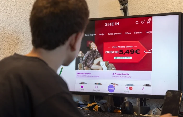 Shein convierte la novedad en una trampa para el clic: 720.000 productos al año y una app que no deja de enseñarlos 3 Merca2 Usuario de Shein. Fuente: Agencias