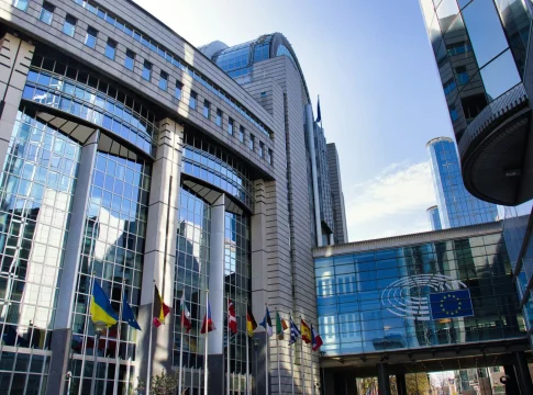 apple-bruselas-bloqueo-siri-ia-europa-portada Siri AI Europa bloqueo