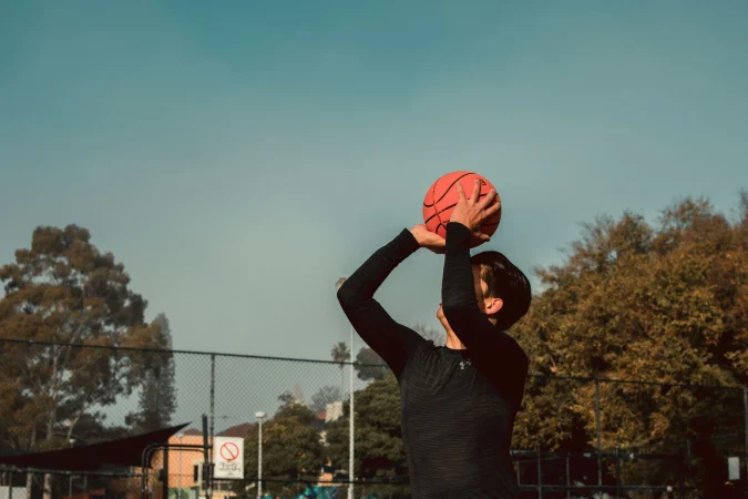 La cafeína como ayuda ergogénica en baloncesto: claves del último metaanálisis para potenciar salto, velocidad y resistencia