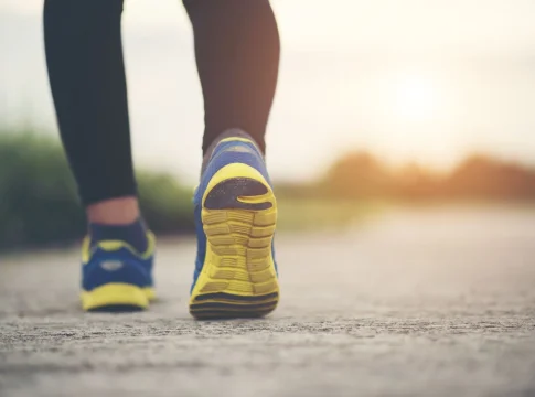 cerrar-en-zapatillas-de-correr-fitness-mujeres-en-entrenamiento-y-correr