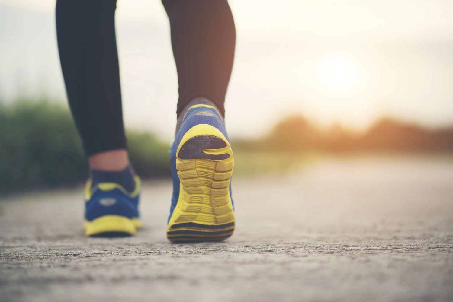 cerrar-en-zapatillas-de-correr-fitness-mujeres-en-entrenamiento-y-correr