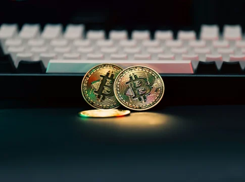 cme-demanda-cftc-futuros-perpetuos-bitco-portada CME demanda CFTC futuros perpetuos Bitcoin