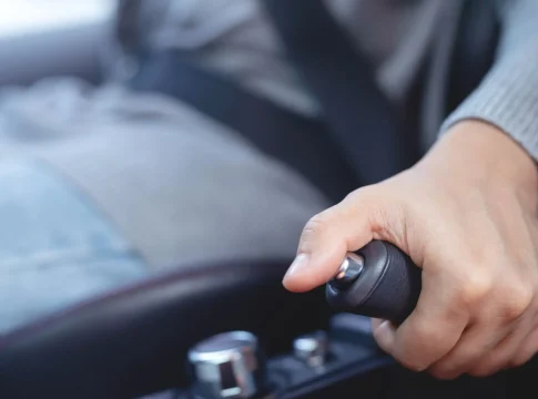 el-conductor-usa-un-freno-de-mano-para-detener-el-coche-por-seguridad