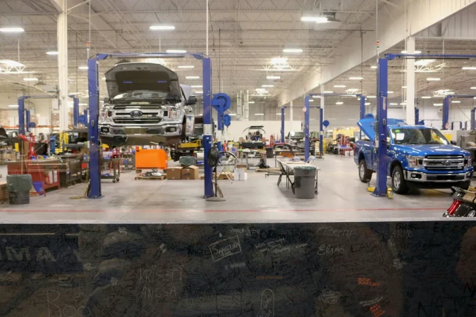Ford y Geely sellan su acuerdo de coches eléctricos en Valencia con Pedro Sánchez