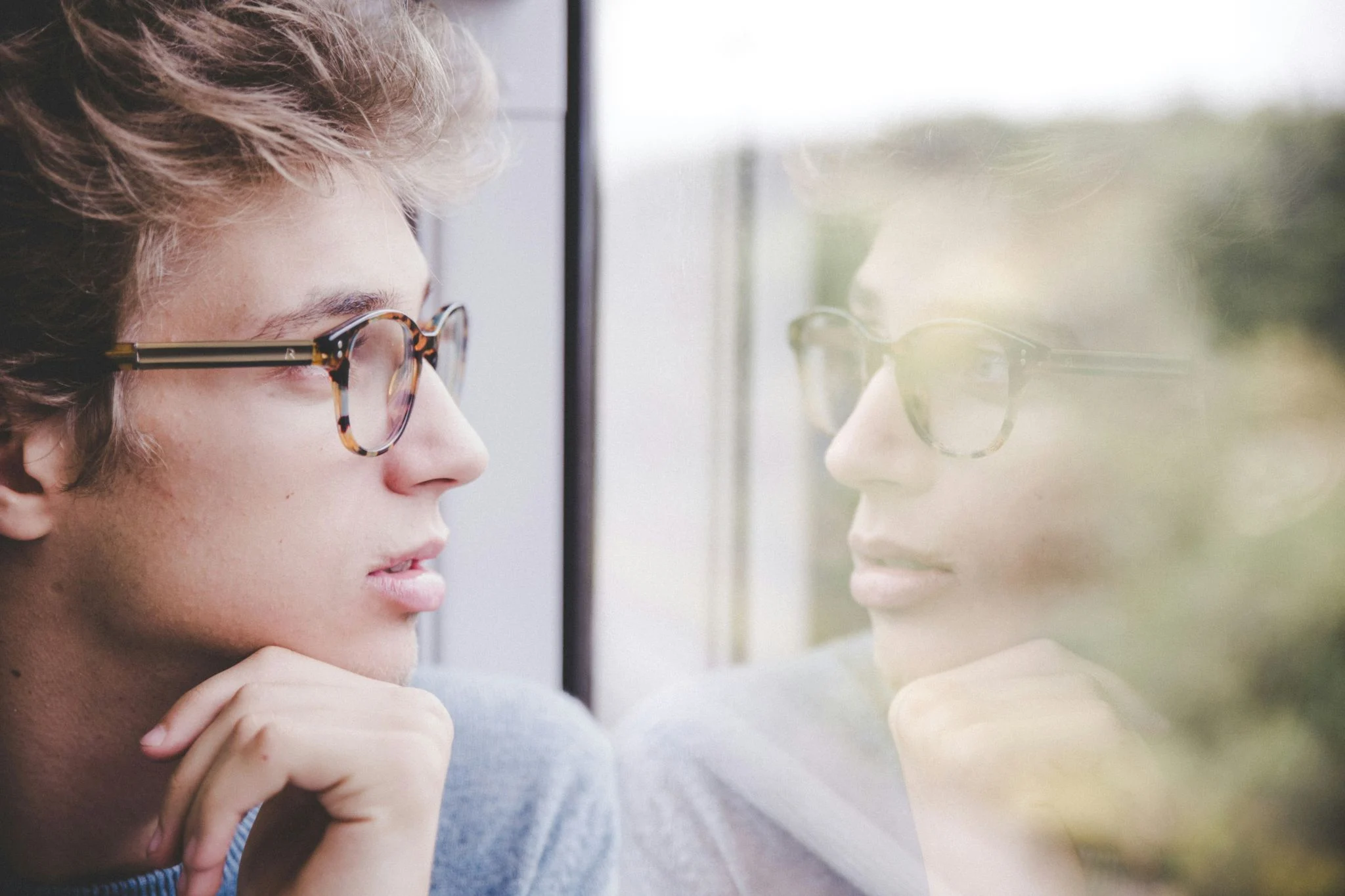 Hablar solo en segunda persona: la técnica de regulación emocional que prepara tu mente para rendir 1 Merca2 diálogo interno segunda persona