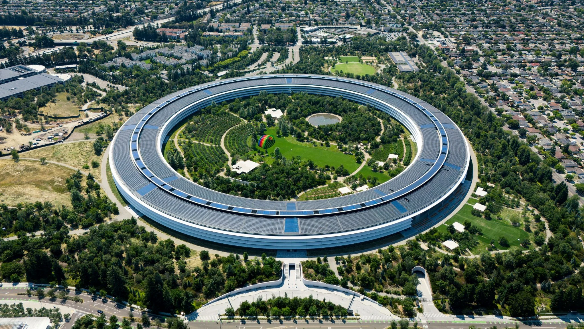 John Ternus, nuevo CEO de Apple: así planea devolver el diseño al centro de la estrategia 1 Merca2 Apple estrategia diseño