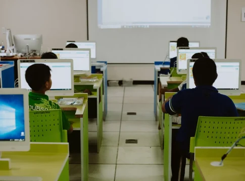 noruega-prohibe-ia-escuelas-portada IA en educación Noruega