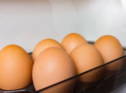 primer-plano-de-huevos-marrones-en-caja-de-carton-con-angulo-alto