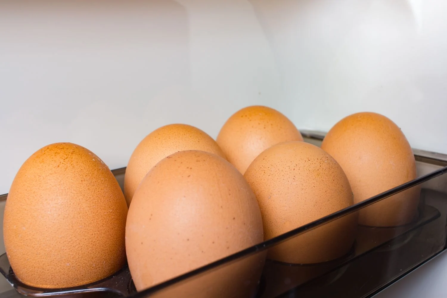 primer-plano-de-huevos-marrones-en-caja-de-carton-con-angulo-alto