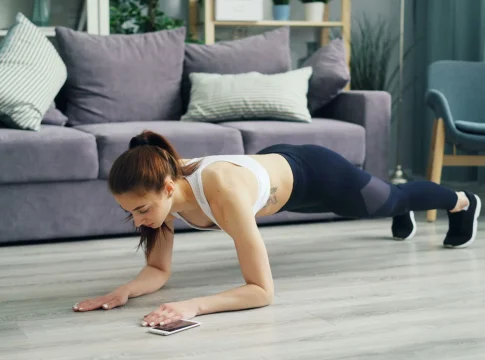 rutina-core-10-minutos-entrenadora-jenni-portada rutina core 10 minutos
