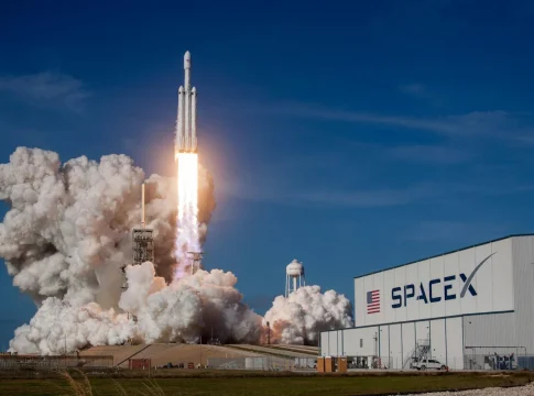Las tres mayores salidas a Bolsa de la Historia conllevan riesgos para los inversores Imagen: spaceX Unsplash Las tres mayores salidas a Bolsa de la Historia conllevan riesgos para los inversores