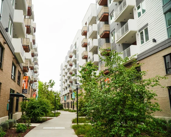 La compraventa de viviendas cae un 7,6% y prolonga la desaceleración del mercado inmobiliario 2 Merca2 Vivir de alquiler en Madrid se ha encarecido un 7,7% en un año y ya es la región más cara de España
