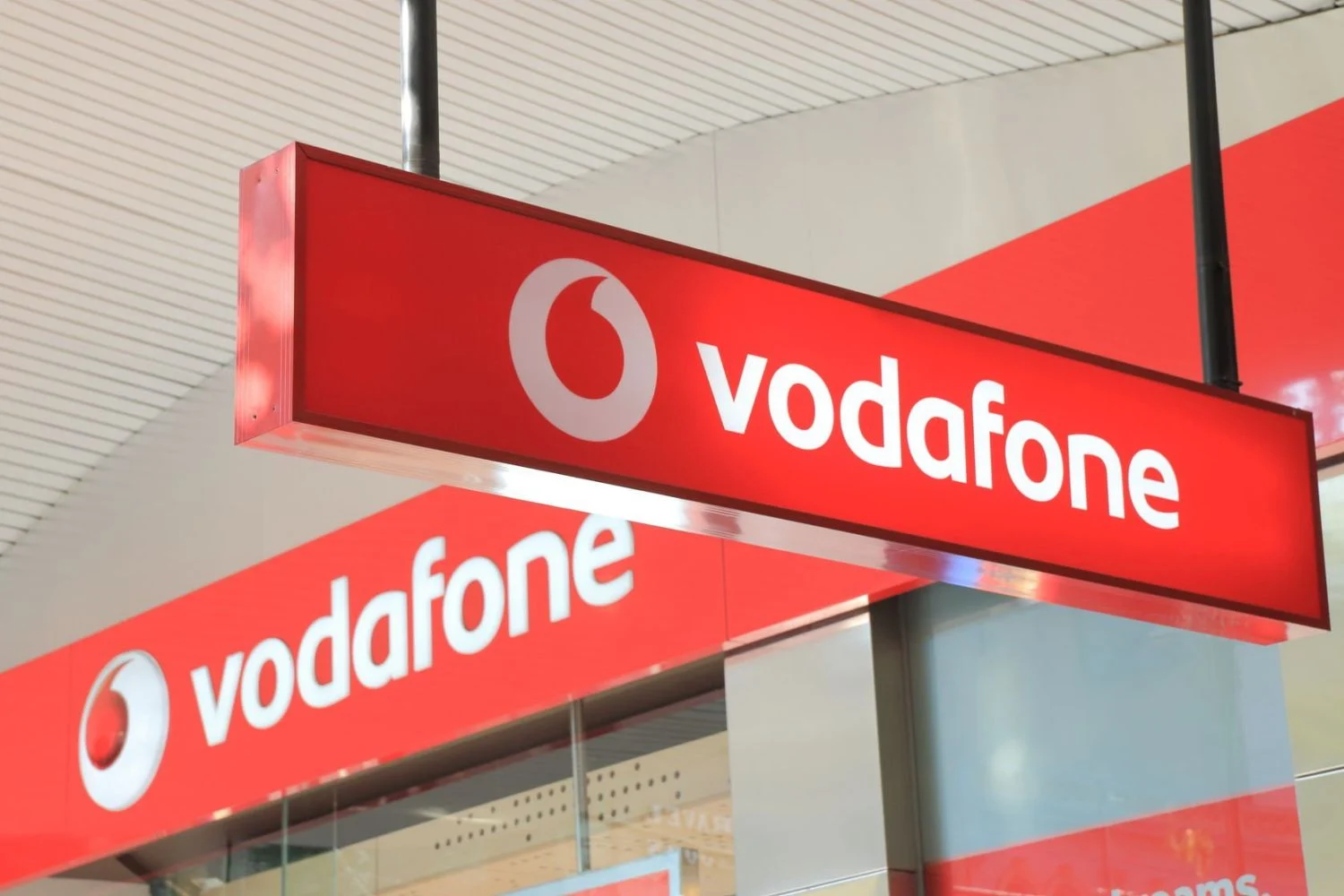 Vodafone España reduce pérdidas un 60% y se refuerza ante fusión con Telefónica