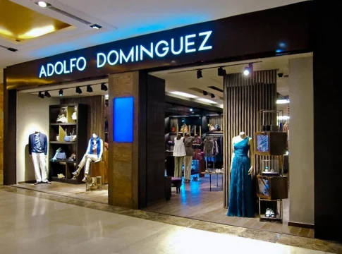 Adolfo Dominguez Fachada de una tienda de Adolfo Domínguez
