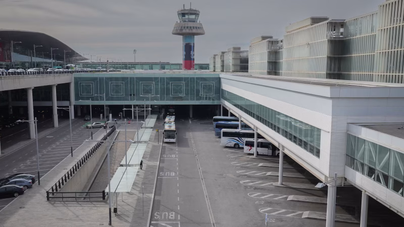 Pagar 7,8 millones para 'cobrar' sanciones: la encerrona a Uber, Cabify y Bolt en el aeropuerto de Barcelona 2 Merca2 Aeropuerto del Prat en Barcelona.