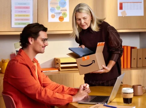 Amazon Business Un paquete de Amazon en una oficina