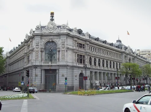 Que bancos ya cobran 60 euros al año en cuentas sin vinculación: así endurece la banca las condiciones para librarte de comisiones Que bancos ya cobran 60 euros al año en cuentas sin vinculación: así endurece la banca las condiciones para librarte de comisiones