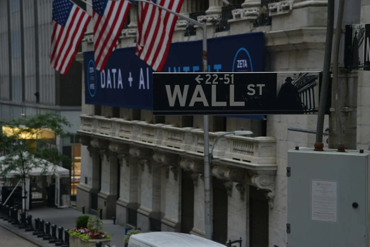 Swisscanto AM considera que el segundo semestre de 2026 ofrece un entorno favorable para seguir invertido en los mercados Imagen: Wall Street. Unsplash