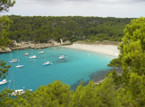 Playas exclusivas de barco: la nueva frontera de inversión en lujo experiencial en España Playas exclusivas de barco: la nueva frontera de inversión en lujo experiencial en España