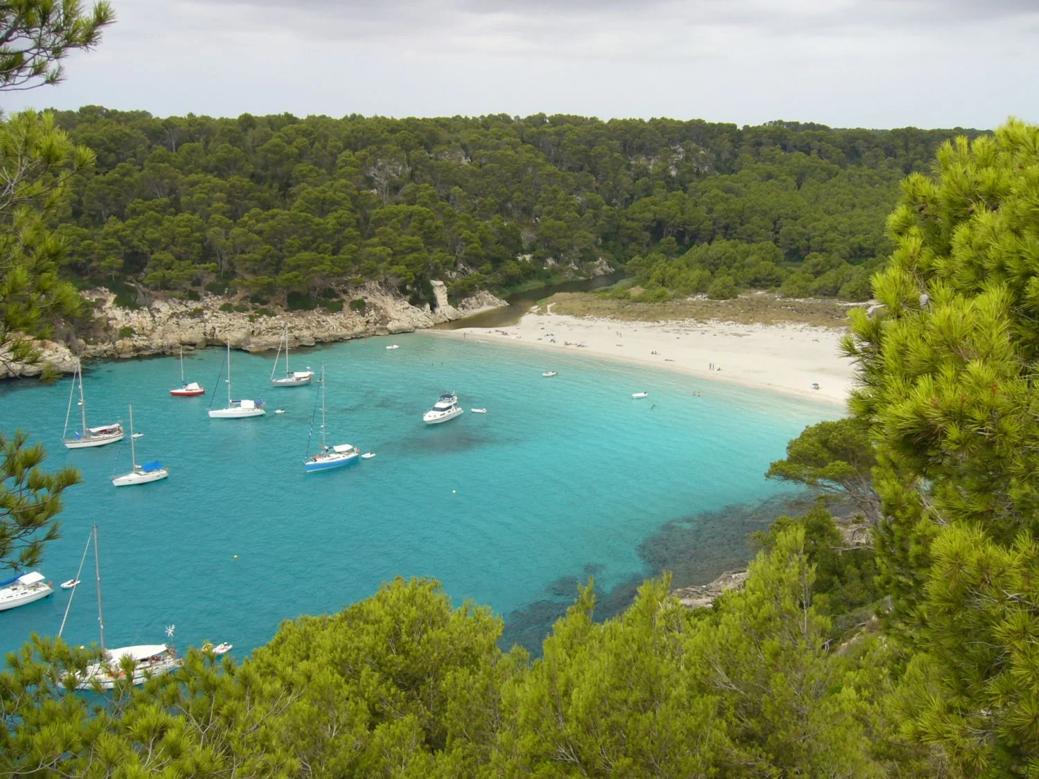 Playas exclusivas de barco: la nueva frontera de inversión en lujo experiencial en España Playas exclusivas de barco: la nueva frontera de inversión en lujo experiencial en España