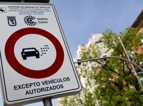 Cartel de la ZBE de Madrid. Fuente: Agencias Cartel de la ZBE de Madrid. Fuente: Agencias