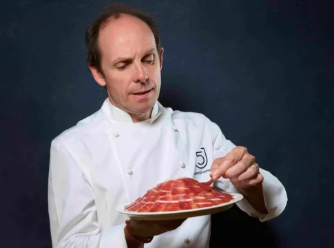 Cinco Jotas menú exclusivo del chef Luis Roger.