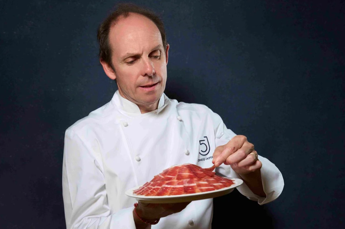 Cinco Jotas incorpora un menú exclusivo del chef Luis Roger en la VI edición de ‘Cinco Jotas By’
