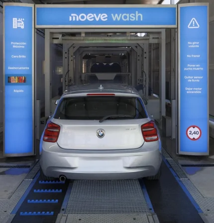 Moeve inaugura en Madrid una de las mayores áreas de lavado de España con 2.000 m2 1 Merca2 Coche entrando en lavado de Moeve Merca2