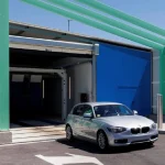 Moeve inaugura en Madrid una de las mayores áreas de lavado de España con 2.000 m2 5 Merca2 Coche saliendo del lavado de Moeve Merca2