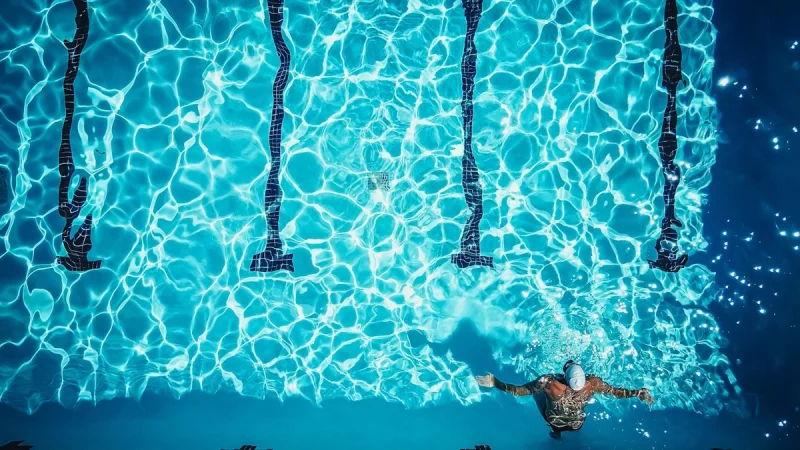 Fluidra deja sin argumentos a los bajistas: crece donde el mercado esperaba una crisis 2 Merca2 Imagen: Nadador en una piscina. Pexels