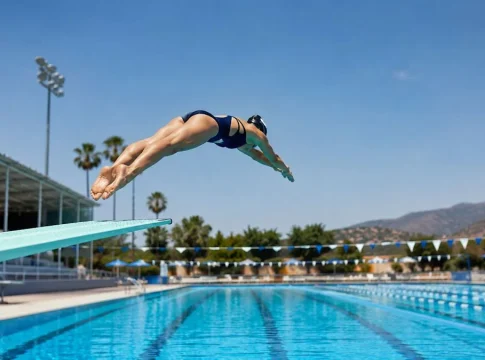 Imagen: Fluidra. Mujer saltando a una piscina. Merca2 con IA Imagen: Fluidra. Mujer saltando a una piscina. Merca2 con IA