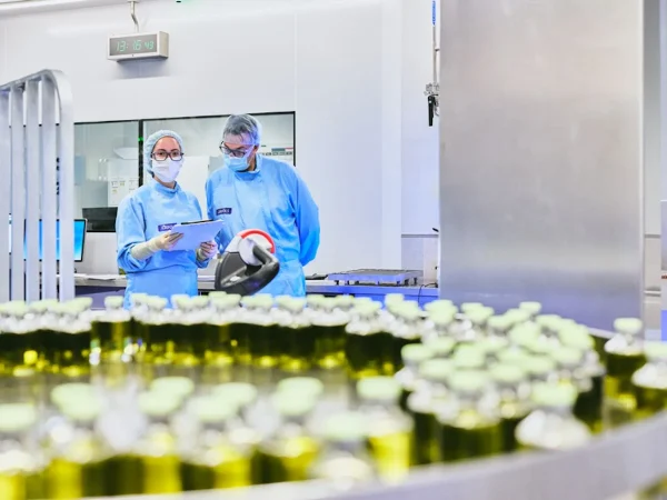 Grifols sacrifica rentabilidad a corto plazo para ganar eficiencia: el cierre de centros en EE.UU. pasa factura antes de impulsar los márgenes 2 Merca2 Imagen: Laboratorio de Grifols.