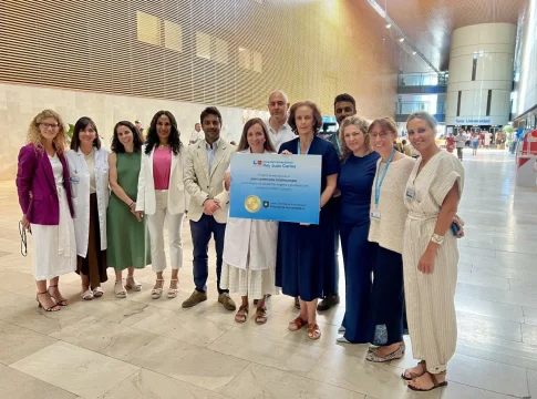 Hospital Universitario Rey Juan Carlos3 Parte del equipo de la Dirección Gerencia del HURJC con el diploma acreditativo del sello dorado JCI