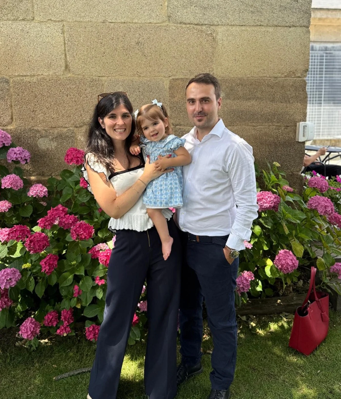 La familia de Claudia, unida en la búsqueda de una cura.