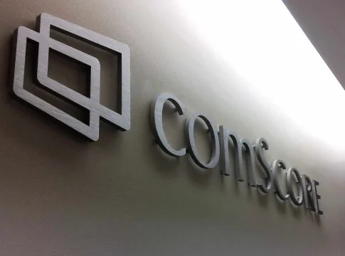Logotipo comScore Logotipo de ComScore en una de sus oficinas.