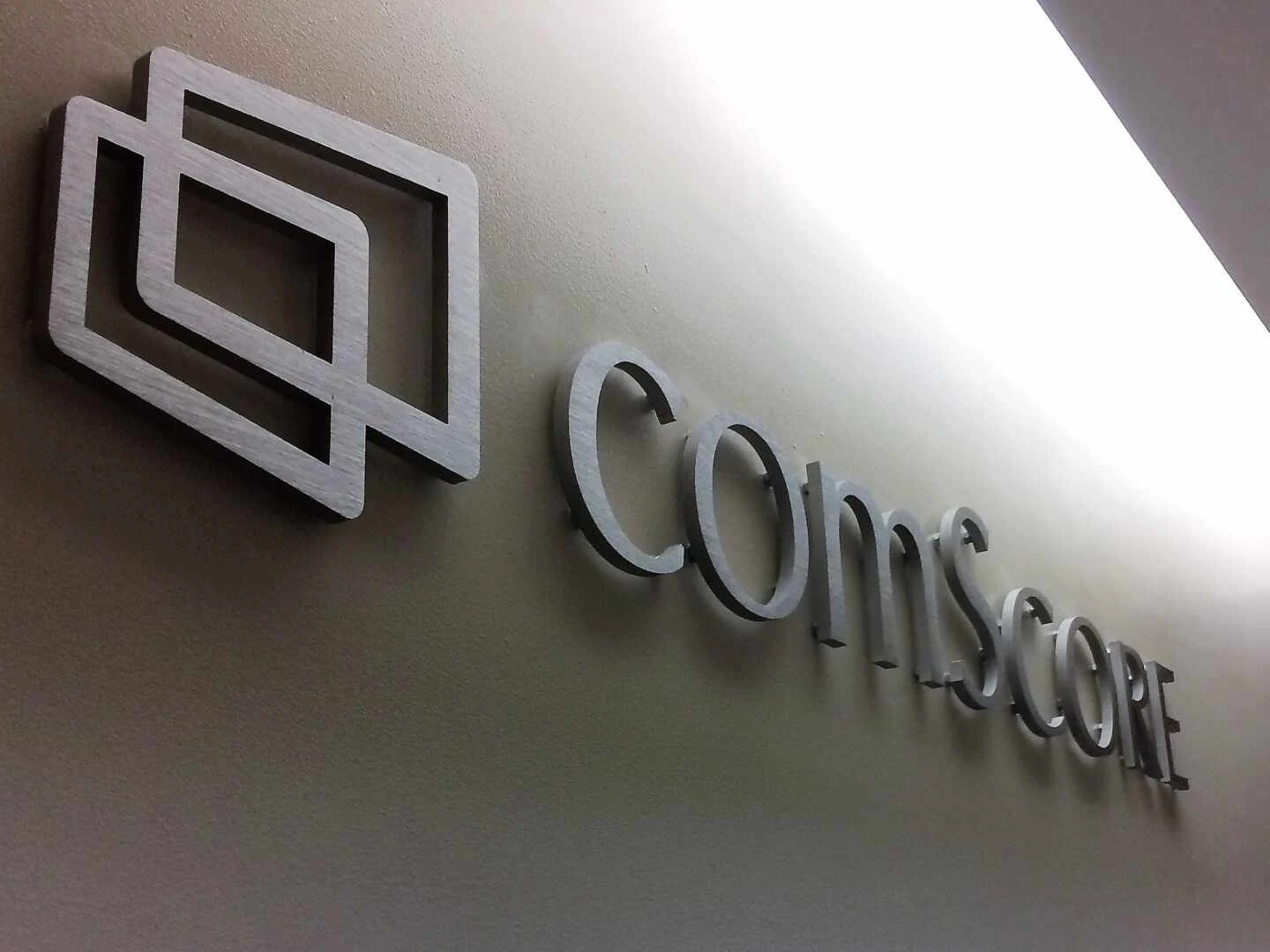 Logotipo comScore Logotipo de ComScore en una de sus oficinas.