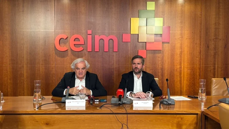 Los madrileños confían en las empresas de la región, pero alertan del impacto de las cotizaciones y los costes laborales 1 Merca2 Miguel Garrido de la Cierva presidente de CEIM y Luis Hernández CEO de Sigma Dos