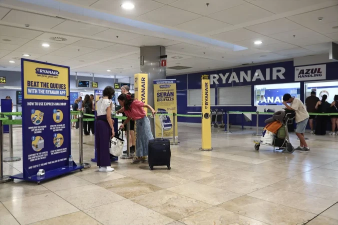 El 'impuesto invisible' de tu billete de avión: por qué la pelea de Óscar Puente con Ryanair encarece tus vacaciones 2 Merca2 Mostrador de Ryanair en Barajas. Fuente: Agencias