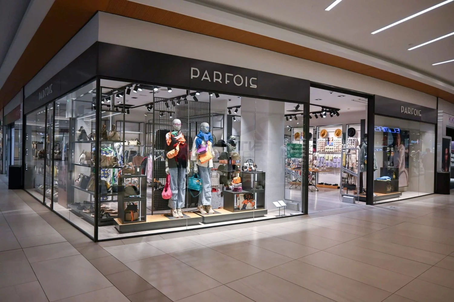 El vestido midi de Parfois con rayas rebajado de 42,99 a 29,99 euros, el básico favorito de las francesas