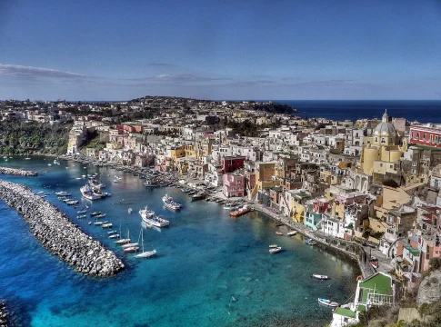 Ni Santorini ni Capri: la isla europea a 2 horas donde se come por la mitad y sin masificaciones Ni Santorini ni Capri: la isla europea a 2 horas donde se come por la mitad y sin masificaciones