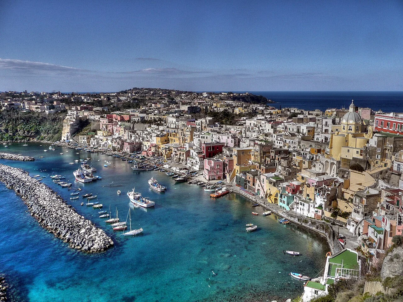 Ni Santorini ni Capri: la isla europea a 2 horas donde se come por la mitad y sin masificaciones Ni Santorini ni Capri: la isla europea a 2 horas donde se come por la mitad y sin masificaciones