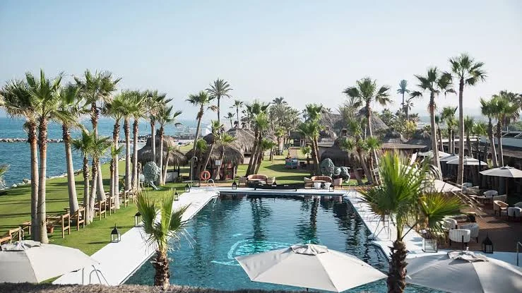 Trocadero beach club Costa del Sol: por qué invertir en ocio exclusivo gana al sector inmobiliario