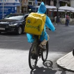Un repartidor de Glovo en bicicleta por una calle de Madrid, 29 de agosto de 2025, en Madrid (España). Fuente Agencias