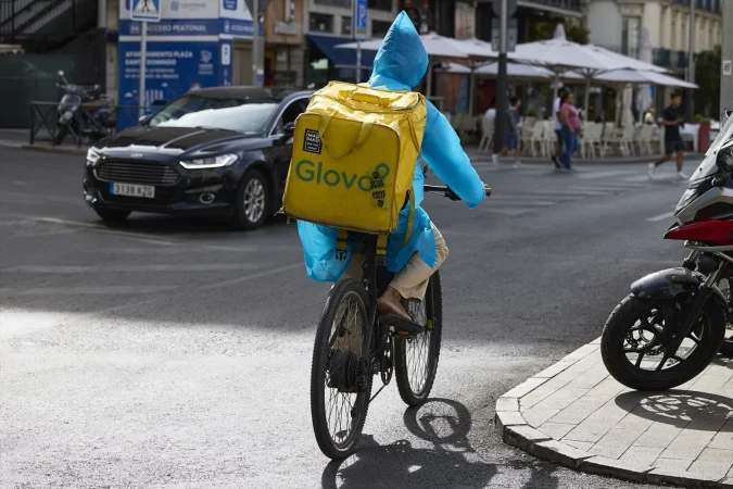 La larga sombra de la 'ley rider': Uber tarda un año en cumplirla mientras sus auditores avisan de riesgos millonarios 1 Merca2 Un repartidor de Glovo en bicicleta por una calle de Madrid, 29 de agosto de 2025, en Madrid (España). Fuente Agencias