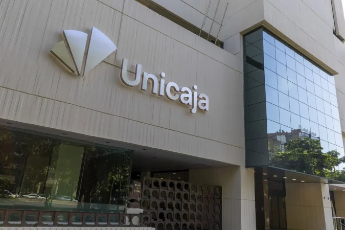 Unicaja encuentra el producto que vuelve a enganchar al cliente: las hipotecas crecen casi un 40% 1 Merca2 Oficinas de Unicaja.
