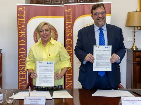 Universidad de Sevilla La rectora de la US, Carmen Vargas, y el director general de Azvi, José María Martínez Benavente.