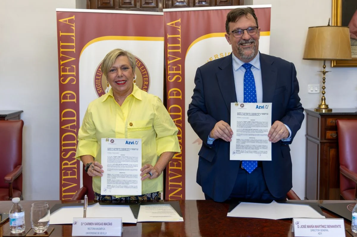 Universidad de Sevilla La rectora de la US, Carmen Vargas, y el director general de Azvi, José María Martínez Benavente.