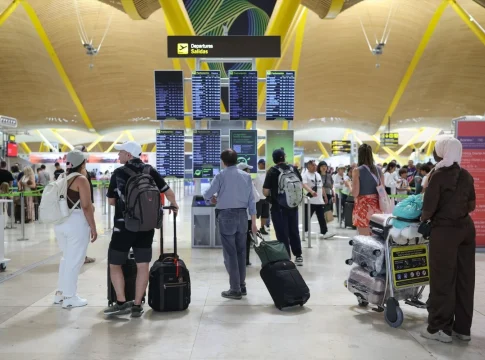 Viajeros en el aeropuerto de Barajas, el más importante de la red de Aena. Fuente: Agencias Viajeros en el aeropuerto de Barajas, el más importante de la red de Aena. Fuente: Agencias